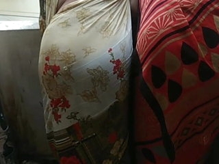 Indian aunty showing her huge ass in saree by bending