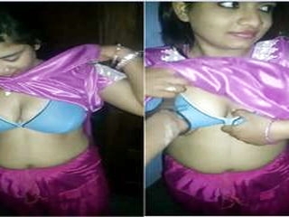 Today Exclusive-Sexy Bhabhi Showing Her Boobs...